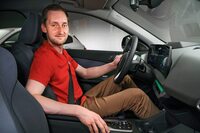 オプションのスポーツシートは横方向のサポートに優れる。インテリア素材の高い質感も印象的だ。