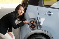 「水引は充電ポートのキャップにも使われているんですよ」