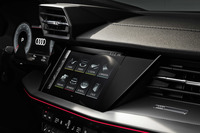 スイッチ類を削減し、10.1インチのタッチ式ディスプレイを中心にデザインされたインストゥルメントパネル。インフォテインメントシステムの操作は、この画面を用いて行われる。