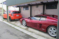 「512TR」の前には、普段の足である“牛丼車”「トヨタ・アクア」を格納。