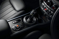 「MINIクーパー クラブマン」のセンターコンソールまわり。かつては、シフトレバーの根元のリングで操作していたドライブモードセレクターは、センタークラスターのトグルスイッチで操作するようになった。