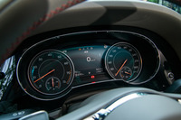 メーターは2眼式。タコメーター（左）のレッドゾーンは6800rpmから。スピードメーター（右）の目盛りは320km/hまで記されている。