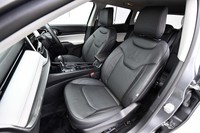 レザーで仕立てられた「リミテッド」のシート。前席には8Wayの電動調節機構やランバーサポート、シートヒーターが備わる。