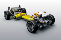 「ミライ」の燃料電池ユニット。FCスタックはフロントのフード下に、モーターと駆動用バッテリーはリアに配置される。トヨタはこの燃料電池ユニットを主に商用車用として他社に供給。2030年に10万台の外販を予定している。