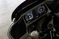 フェアリングにはメーターに代えて、12.3インチの巨大なTFTカラータッチスクリーンを搭載。デフォルトの3つのモードと2つのカスタマイズモードからなるライディングモードセレクターも、ここ（とハンドルバーのスイッチ）で操作する。