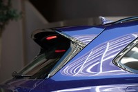 リアエンドには専用の大型テールゲートスポイラーが装着される。