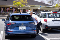 赤城高原サービスエリアでフォルクスワーゲン ジャパンのオフィシャルスタッフに燃費チェックをうけるwebCGチームの「ゴルフヴァリアントTDI Rライン」。