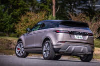 ランドローバーで最もコンパクトなボディーサイズとなる「レンジローバー イヴォーク」。全長は「トヨタC-HR」や「ホンダ・ヴェゼル」「マツダCX-30」などと同等の4380mmだが、全幅はそれらよりも110mm以上ワイドな1905mmとなっている。