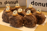「Mercedes cafe by I'm donut？」の新作ドーナツ「Mercedes-Benz Specialキャラメルエスプレッソ」も味わうことができる。