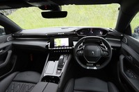 昨今のプジョー車ではおなじみとなった「i-Cockpit」。ステアリングホイールの上からメーターパネルを見ることになるため、ステアリングは膝上で回すような感じになる。