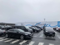 再び2018年12月、パリにて撮影した光景を。オルリー空港西ターミナルには、ライドシェアリング専用駐車場が設営されて久しい。