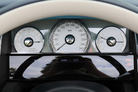 メーターは古式ゆかしいアナログの3眼式。中央は速度計、右は水温計と燃料計、左は“POWER RESERVE ％”という文字のとおり、エンジン回転計ではなくパワーメーターとなっている。