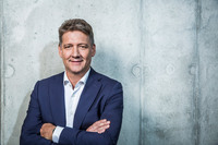 ゲルノート・デルナー アウディAG CEO兼アウディモータースポーツAG会長　
	プロフィール：1993年フォルクスワーゲンAGに入社。1998年にポルシェAGに移籍し、「ポルシェ918スパイダー」のプロジェクトマネジメントを担当。その後、2011年から2018年まで「パナメーラ」シリーズの開発責任者を務める。2021年にフォルクスワーゲンAGに戻り、グループ戦略、製品戦略などを率いたのち、2023年よりアウディAGのCEOに。現在、アウディモータースポーツAGの取締役会会長も務めている。