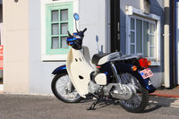 “黄色ナンバー”と“ピンクナンバー”の違いは、軽自動車税の税額程度。適用される法律は同じだ。写真はピンクナンバーを掲げた「ホンダ・スーパーカブ110」。（写真＝荒川正幸）