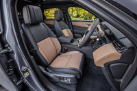 試乗車両のインテリアカラーは「キャラウェイ／エボニー」と呼ばれるもの。表皮には肌触りのいい「パーフォレーテッドウィンザーレザー」が使用されている。