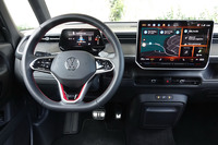 「ID. Buzz GTXロングホイールベース」のコックピット。ステッチとインレイがレッドとなり、「GTX」のロゴがあしらわれた専用のステアリングホイールが備わる。