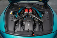 3.9リッターV8ターボエンジンは、2つのターボチャージャーを個別に制御することで、より緻密な過給圧の調整を実現。ピークパワーの向上に加え、スロットルレスポンスも改善している。