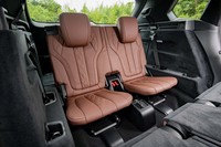 テスト車にはオプションの3列目シートが装着されていた。サイズはコンパクトだが、左右のシート間にはエアコンの吹き出し口が用意されている。