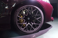 「M8グランクーペ コンペティション」には、前後ともに20インチホイールが装着される。