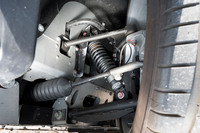 サスペンションは前後ともにダブルウイッシュボーン式。フロントに原始的なスライディングピラー式を用いていたのは、今や昔の話だ。