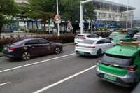 中国の乗用車のナンバーは、エンジン車およびハイブリッド車が青、新エネルギー車が白／緑のグラデーションのものと、2つに分けられている。BEV普及の背景には、「青ナンバーの支給を絞る」というちょっと強引な施策もあるようだ。