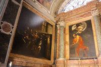 カラヴァッジョ《聖マタイの召命》 1599-1600年（左）。ローマのサン・ルイジ・デイ・フランチェージ教会で筆者撮影。