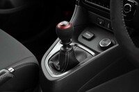 トランスミッションは6段MTのみ。赤い差し色がスポーティーなムードを演出する。