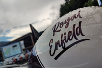 突然の豪雨にぬれた燃料タンクの図。水もしたたるいいバイク（泣）。