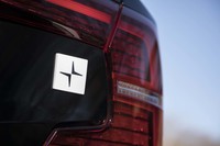 電動化に伴い、ブランドエンブレムも従来の水色ベースから白ベースのものへと改められた。