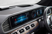 横長のディスプレイは、12.3インチのワイドディスプレイ（写真手前側）と同じサイズのコックピットディスプレイ（同奥）を連結させたもの。