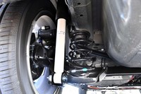 「フィットe:HEV Modulo X」では、足まわりに専用ダンパーを採用。快適性を向上させるべく、ロッドの材質やオイル、シールなど細部のつくりにまでこだわっている。