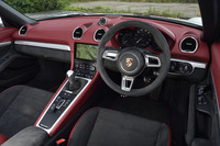 試乗車は右ハンドル仕様で、ソフトトップカラーに合わせ、インテリアをボルドーでコーディネートしていた。