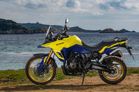 2022年11月のEICMA（ミラノショー）で世界初公開された「スズキVストローム800DE」。エンジンもフレームも新設計のブランニューモデルで、主要コンポーネントを共有するロードスポーツ「GSX-8S」も登場を控えている。