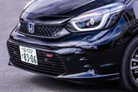 専用デザインのグリルやフロントバンパー、ブラック仕上げのヘッドランプリングなどが目を引く「フィットe：HEV RS」のフロントフェイス。
