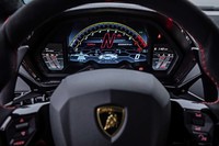 「アヴェンタドール」における「コルサモード」のデザインが「SVJ」では基本メーター表示となる。「ALA」の作動状況も、逐一表示されている。