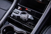 シフトセレクターは、ジープでは初となるロータリー式を採用。4WDシステムはオンデマンド式の「クォドラトラックII」で、路面状況に応じた走行モードを簡単に選択できるトラクションコントロールシステム「セレクテレインシステム」も組み合わされている。