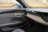 「レザーフリーパッケージ」装着車は、別途10万円のオプションとしてウォールナットのデコラティブパネルが選べるようになる。