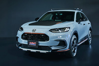 「ZR-VトレイルスポーツHRCコンセプト」は、オレンジのアクセントが入ったフロントグリルや、スポーティーなデザインのフロントアンダースポイラーなどでカスタマイズされている。