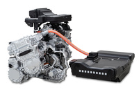 「日産セレナ」に搭載されるパワーユニットのカット模型。日産の「e-POWER」はシンプルなシリーズハイブリッド、ホンダの「e：HEV」と三菱のプラグインハイブリッドは、シリーズハイブリッドをベースにエンジンの回転を駆動力にも用いるようクラッチ機構を搭載した仕組みとなっている。