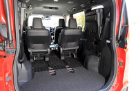 テールゲートの機能拡充を除くと、ラゲッジスペースの使用感はこれまでと同様。3列目の格納は左右跳ね上げ式で、床下にも収納が備わる。