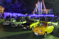 旧車と夜景と桜が共演！ 「西武園G.P.」の会場から