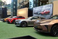 2023年10月に東京・六本木ヒルズで開催された、「クラウン」のブランディング説明会にて。　
	清水「こうして4台が並ぶ機会があると、どうしても他の3台に目がいっちゃうんだよねぇ」