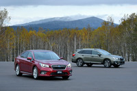 エクステリアでは、フロントとリアのデザインを変更。特にフロントまわりでは、グリルにスバルのエンブレムから左右に伸びる太いバーが追加されたほか、フォグランプまわりの意匠にも手が加えられている。