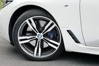 「640i xDriveグランツーリスモMスポーツ」には20インチのタイヤ＆ホイールが標準装備となる。タイヤは「ピレリPゼロ」のランフラットタイプが装着されていた。