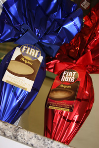 同じ卵型チョコでも、こちらは人の顔ほどの大きさがあるバージョン。