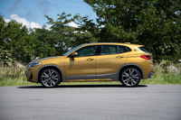 ボディーサイズは全長×全幅×全高＝4375×1825×1535mm。「X1」よりも80mm短く、5mm狭く、65mm低いスタイリングとなっている。