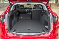 後席（左席および中央席）を倒した状態の荷室。フロアには荷物を固定するためのフック類が装着される。