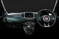 ボディーカラーとコーディネートされたマットグリーン仕上げのダッシュボードを採用。