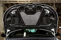 ボンネットはカーボン製となる。（写真は持ち上げたボンネットの裏面）
