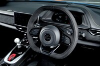 ステアリングホイールは上下を押しつぶしたような独特の形状。パワーステアリングが付いている。